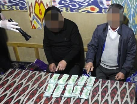 Ohangaron tumani hokimligi xodimi 20 ming dollar bilan ushlandi