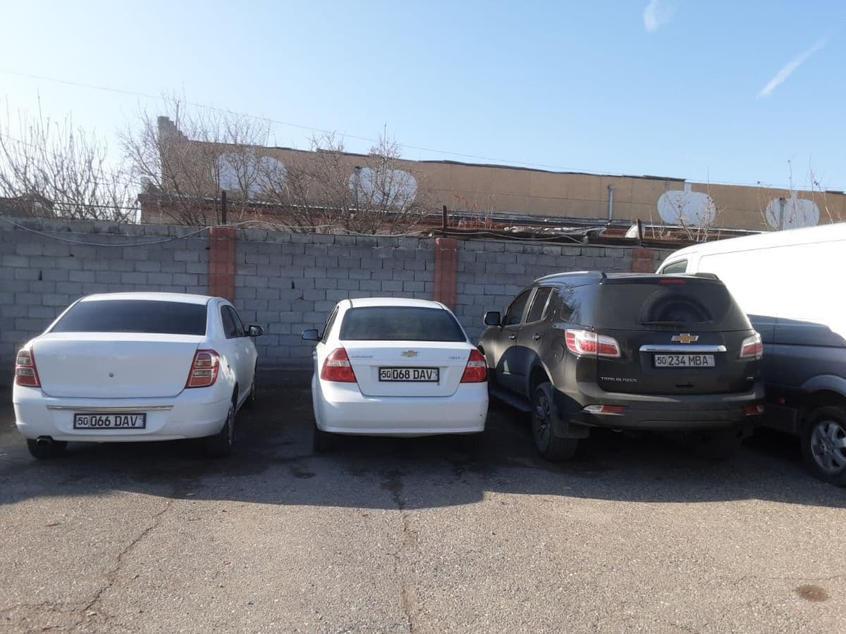 Tanqiddan so‘ng: Chust hokimligi xizmat avtomobillari jarima maydoniga joylashtirildi