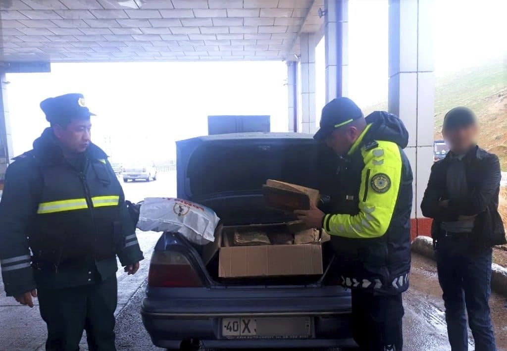 100 dan ortiq qadimiy kitobni noqonuniy ravishda poytaxtga olib kirayotgan shaxs ushlandi