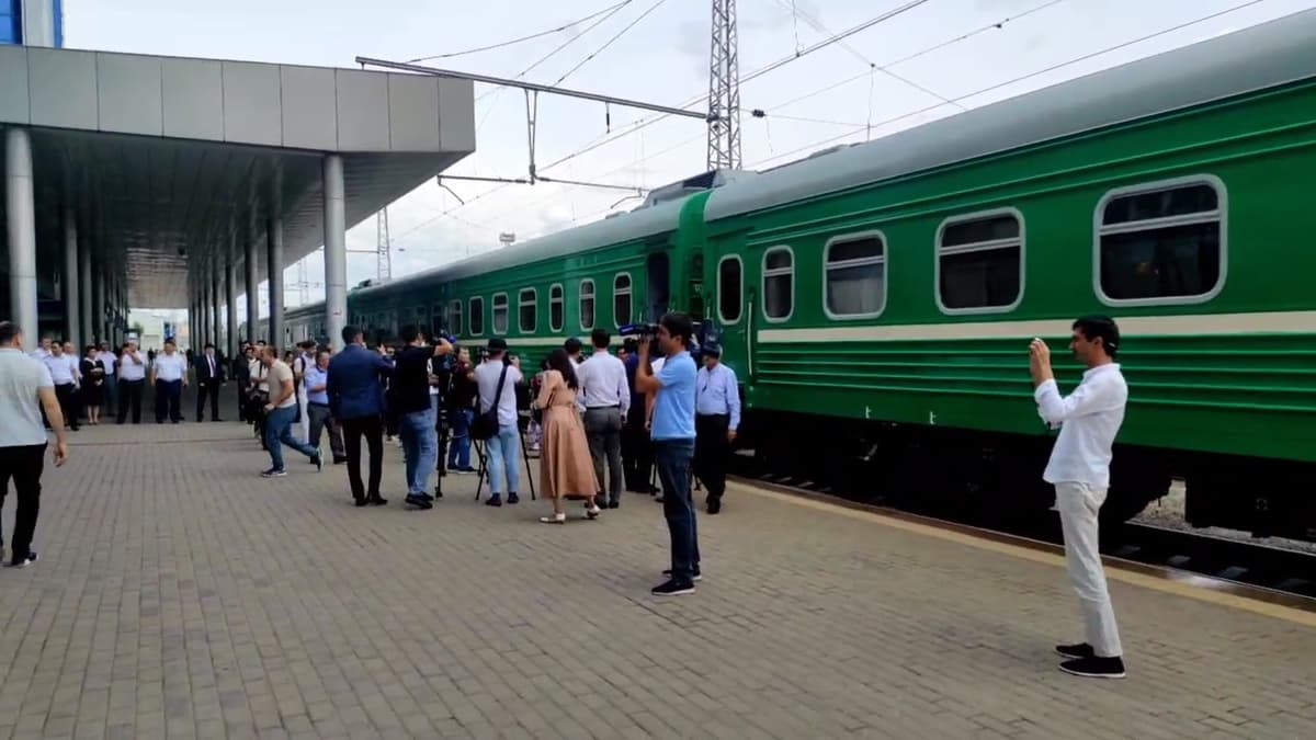 В Ташкент прибыл первый за последние 30 лет пассажирский поезд из Душанбе