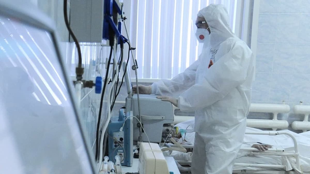 Мясников назвал симптомы заражения «омикроном», требующие обращения к врачу