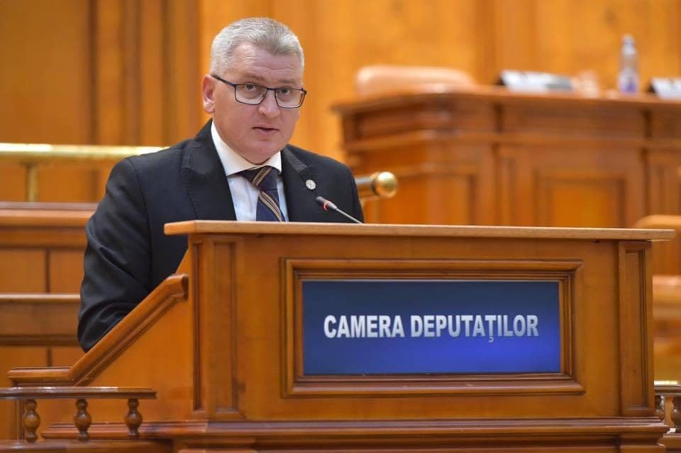 Ruminiyada ko‘chirmakashlik va yolg‘onchilikda ayblangan vazir iste’foga chiqishga majbur bo‘ldi