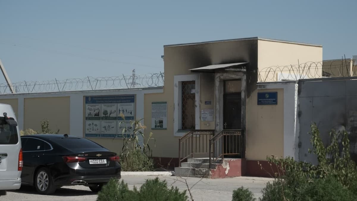 В Каракалпакстане члены комиссии осмотрели спецприемник МВД, где отбывают 15-дневное административное наказание 