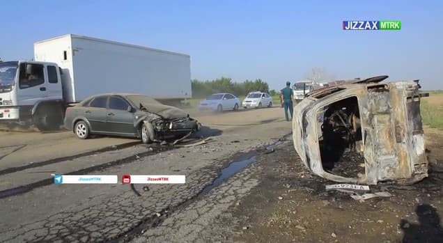Jizzaxda qoidalarni buzib harakatlangan Lacetti urib yuborgan Damas yonib ketdi