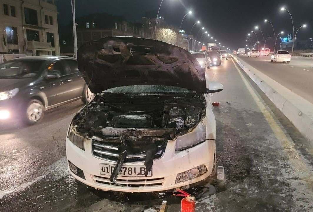 В Ташкенте загорелся Lacetti