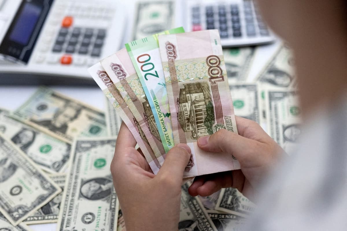 Курс рубля упал на уровень месячной давности 