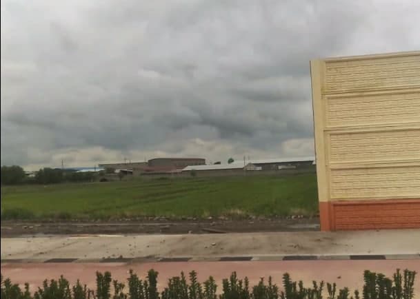 Sergelida yangi barpo etilgan yo‘l bo‘ylab qurilgan devorning bir qismi quladi