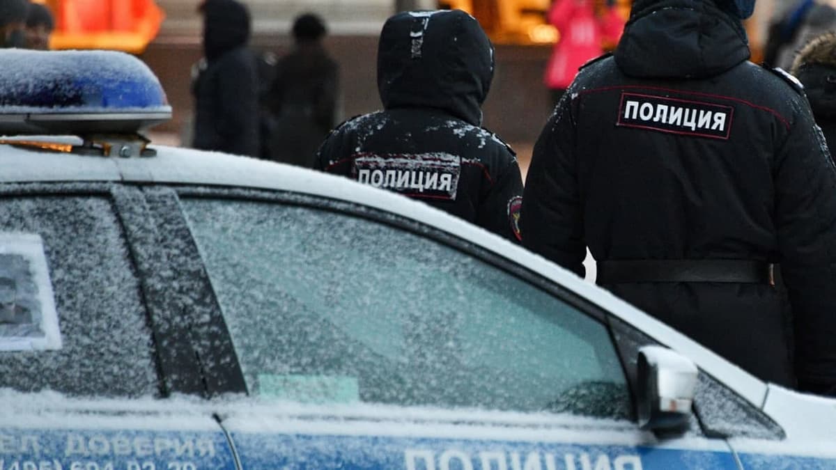 В кафе Петербурга майор полиции воткнул вилку в лицо повару из Узбекистана