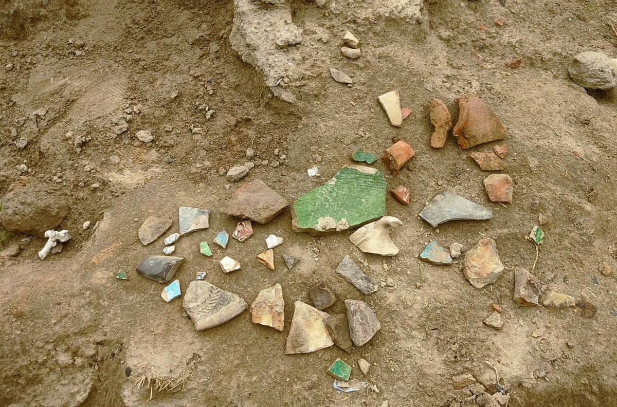 Samarqandda Afrosiyob arxeologik obekti yaqinida kovlangan chuqurdan eski sopol buyum va qabriston qoldiqlari topildi