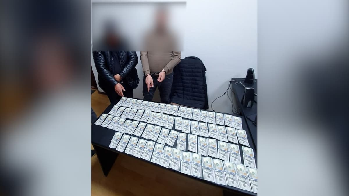 Toshkentda qalbaki 6900 dollarni sotmoqchi bo‘lgan guruh qo‘lga olindi