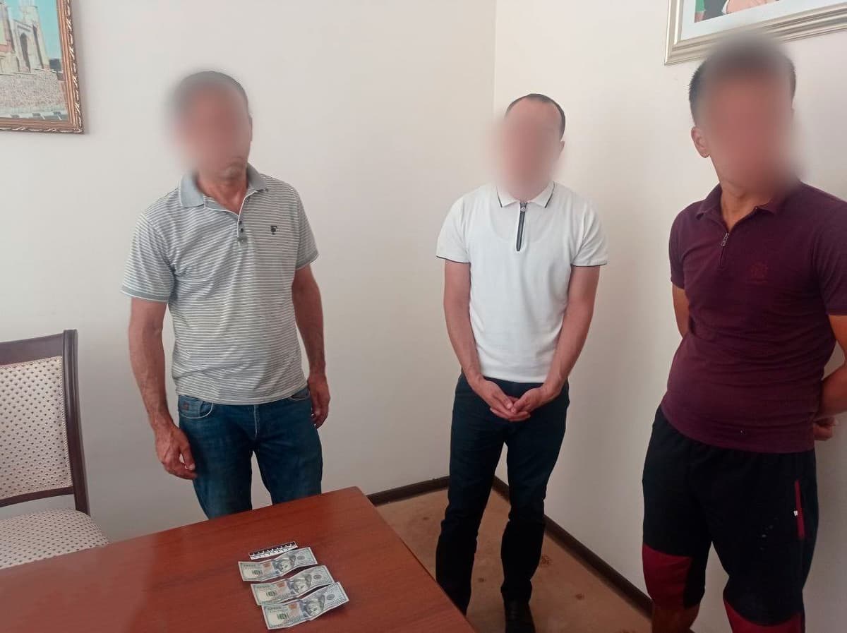 Samarqandda pul evaziga nafaqaga chiqish uchun ish staji va shahodatnoma rasmiylashtirib bermoqchi bo‘lgan mas’ullar ushlandi