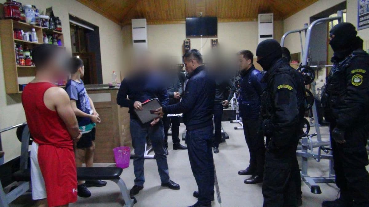 В Самарканде спецслужбы проверили спортзалы. 16 спортсменов заключены под стражу, 72 кг протеина задокументированы