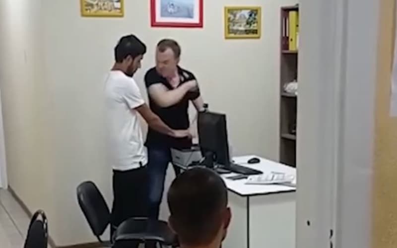 Rossiyada migratsiya xodimi patent so‘rab kelgan o‘zbekistonlik yigitga kuch ishlatdi
