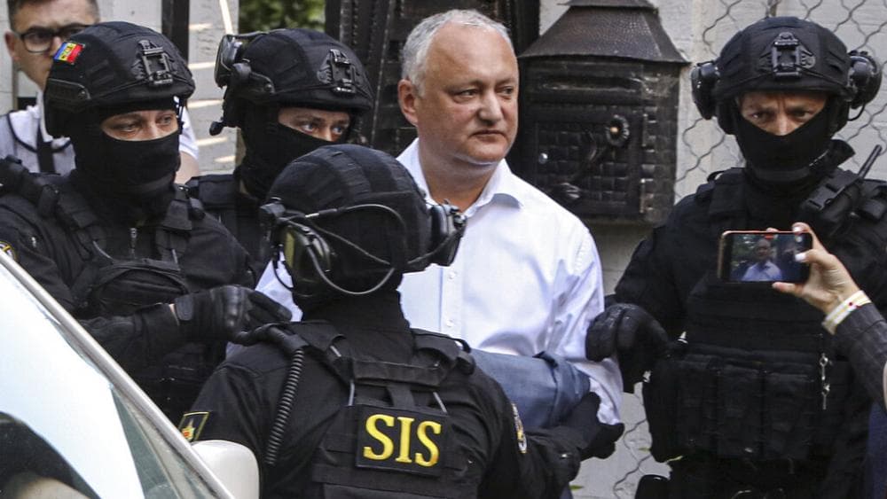Молдова собиқ президенти коррупция ва давлатга хиёнат қилишда айбланди 