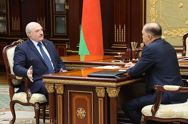 Лукашенко поручил начать подготовку армии Беларуси к «военному времени»