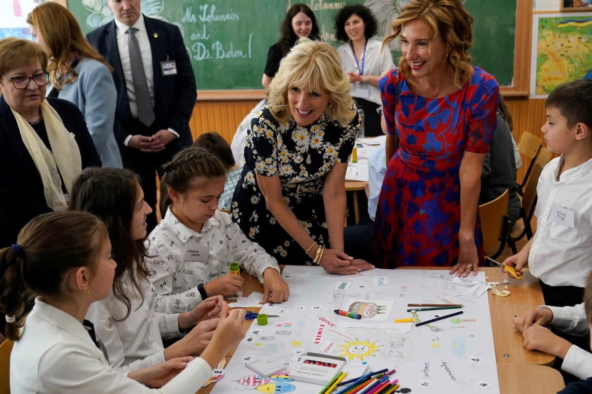 AQShning birinchi xonimi Ruminiyada ukrainalik qochqinlar bilan uchrashdi