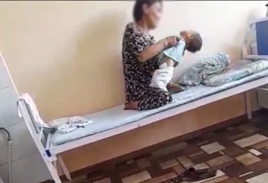 Internetda chaqalog‘ini ayovsiz kaltaklayotgan ayol videosi tarqaldi. IIV holat o‘rganilayotganini ma’lum qildi