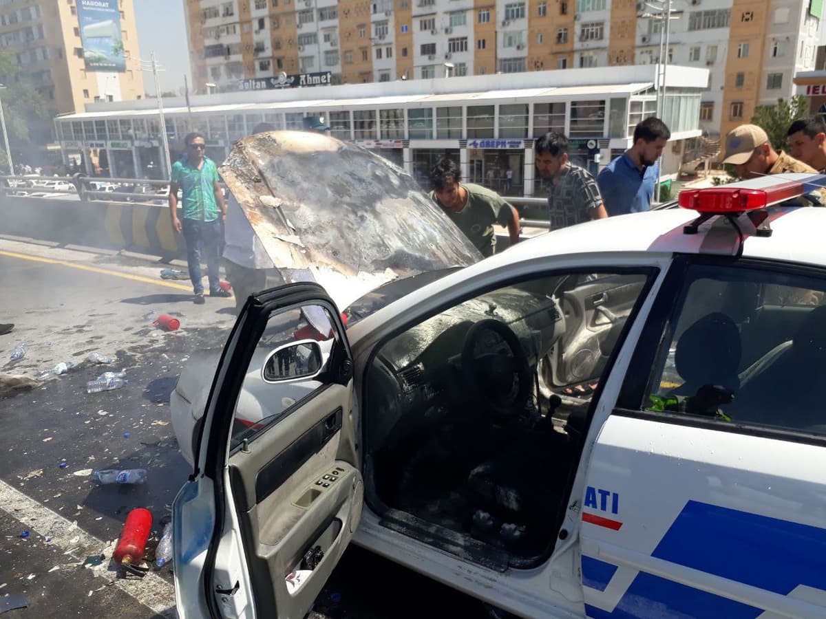 В Ташкенте загорелся служебный автомобиль ДПС