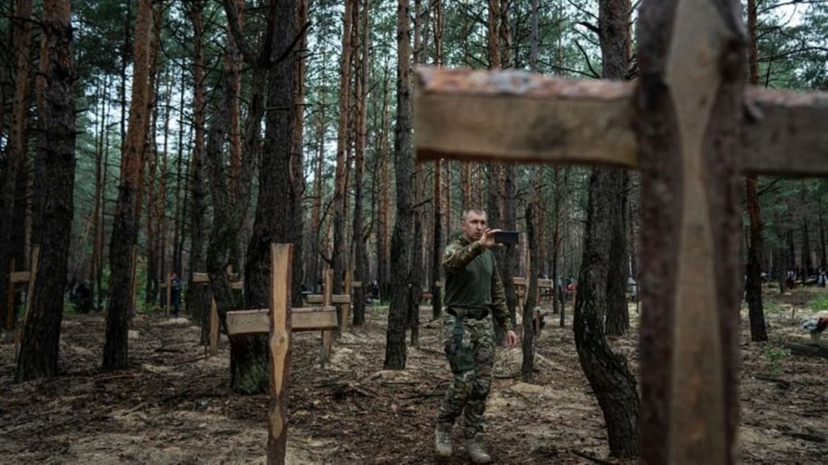 Izyumda Rossiya qo‘shinlari chiqib ketganidan so‘ng, ommaviy qabrlar topildi