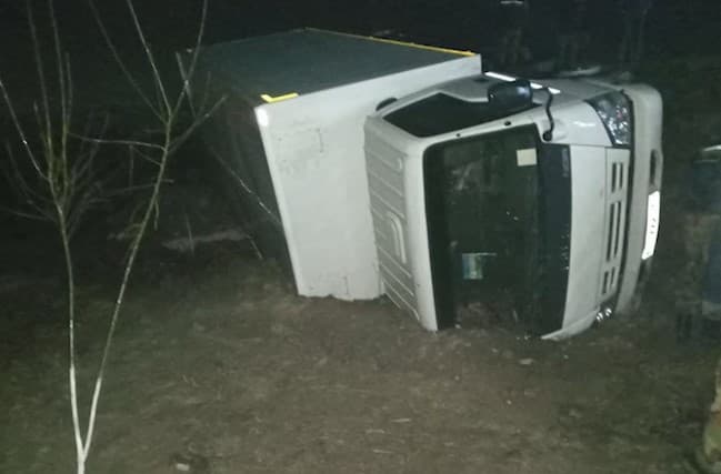Ohangaronda Isuzu yuk mashinasi yo‘l chetiga ag‘darilib ketdi