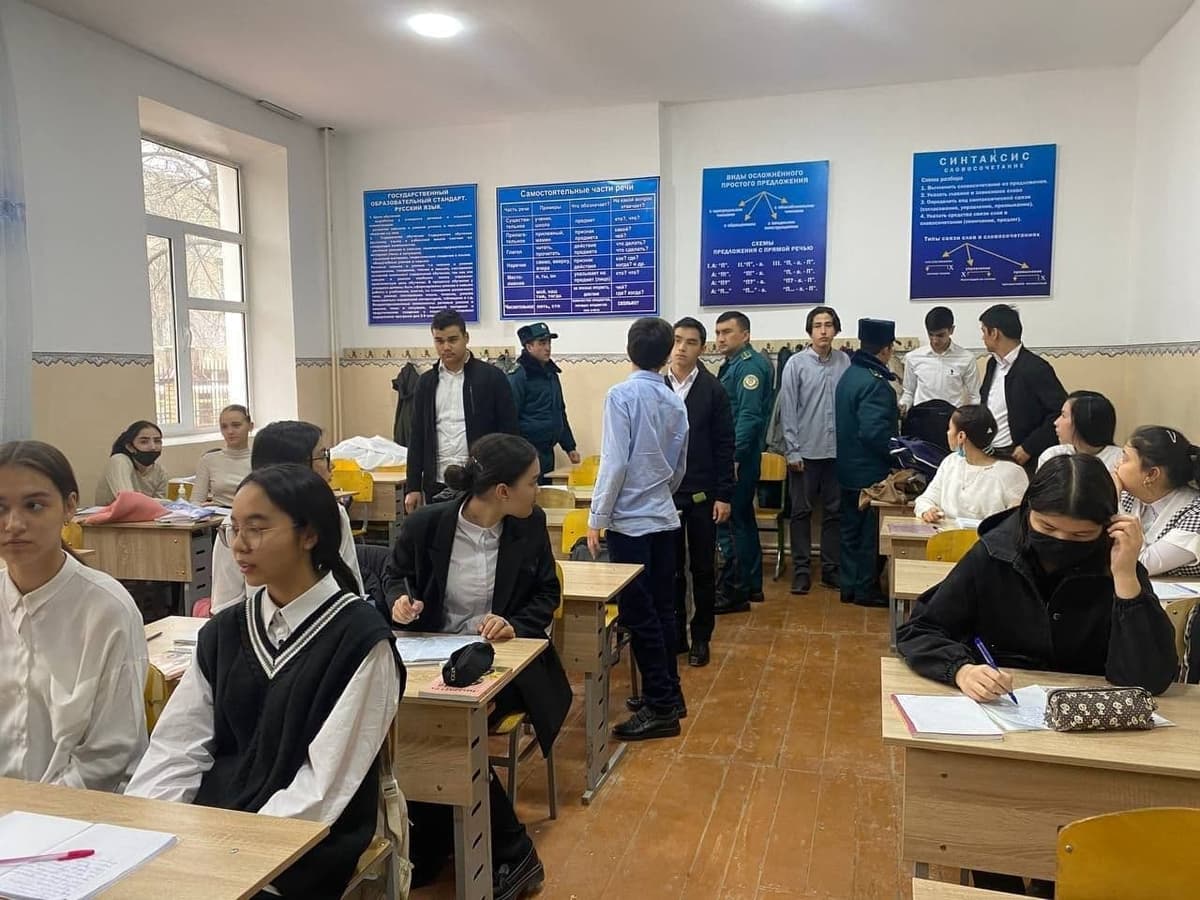 В двух школах Ташкента правоохранители проверили сумки и телефоны учеников