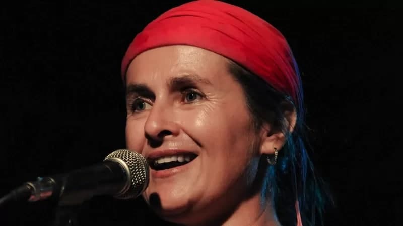 «U emlanishdan ko‘ra kasallanishni afzal ko‘rgandi». Chexiyalik qo‘shiqchi o‘ziga qasddan kovid yuqtirdi va vafot etdi