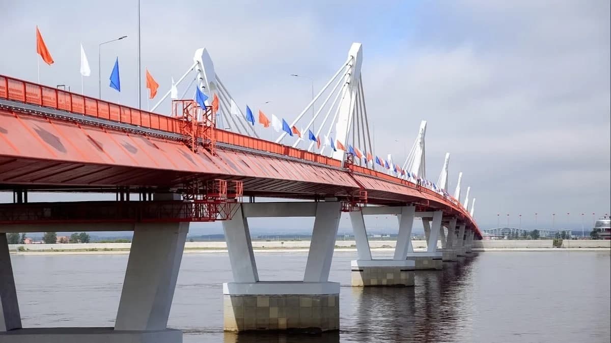 Xitoy va Rossiya o‘rtasida ilk avtomobil ko‘prigi ochildi. Bu kim uchun foydaliroq?