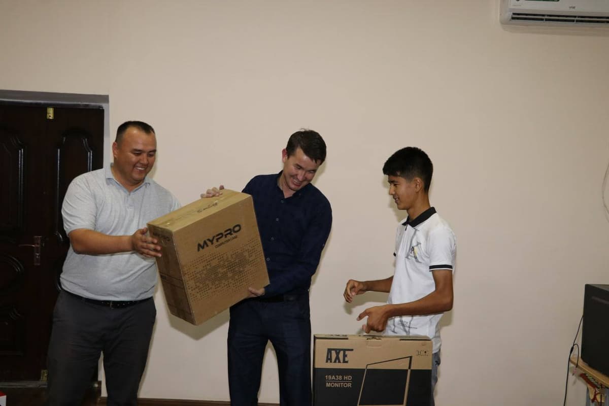 В Каракалпакстане победителям IT-конкурса подарили компьютеры