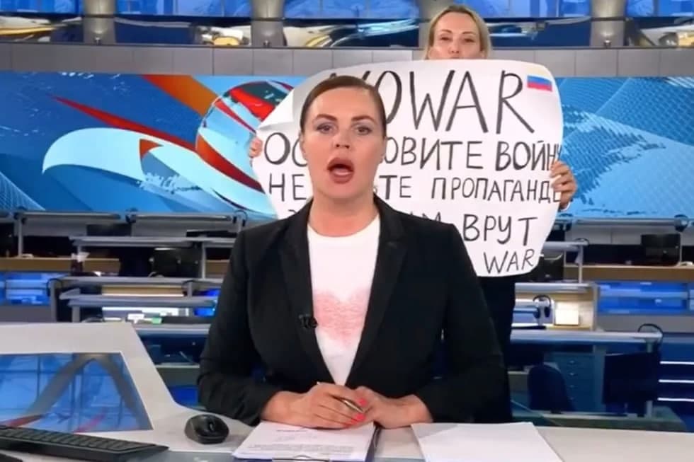Birinchi kanal muharriri «Vremya» efirida Ukrainadagi urushga qarshi chiqish qildi. Uni qo‘lga olishdi