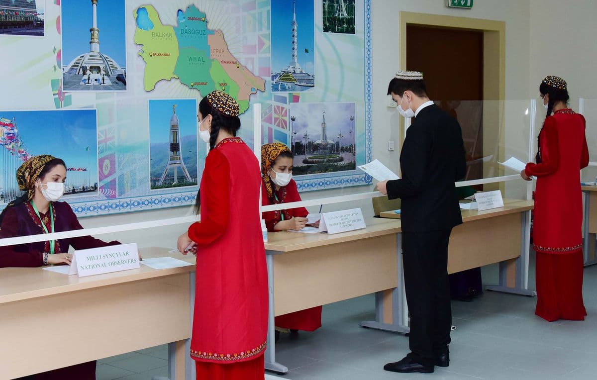 В Туркменистане стартовали досрочные президентские выборы