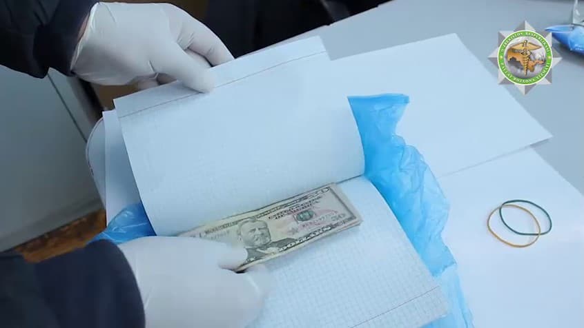 Toshkentda 300 ming AQSh dollarini daftar varaqlari orasiga yashirib, chetga olib ketayotganlar ushlandi