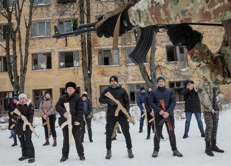 Urushga tayyorlanayotgan ukrainlar, Amerikaning noodatiy qishi va poytaxtga yurish qilgan kanadaliklar. Kun suratlari