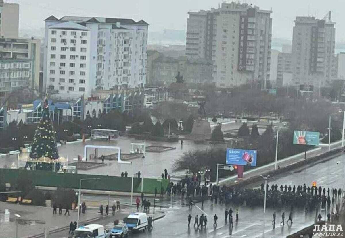 Қозоғистон полицияси Ақтаудаги намойишчиларга қарши куч ишлатишни бошлади