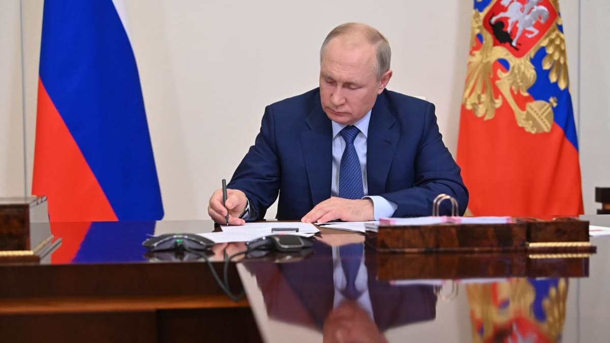 Путин подписал указ о выплатах госдолга в рублях