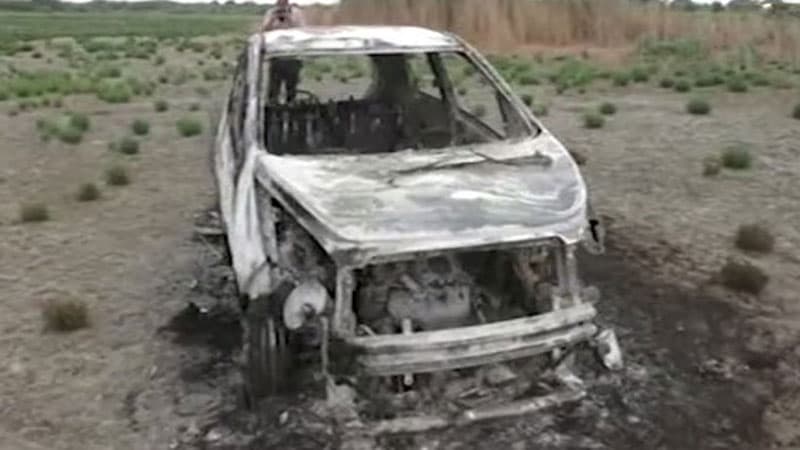 В Джизаке двое молодых парней убили водителя и сожгли его машину