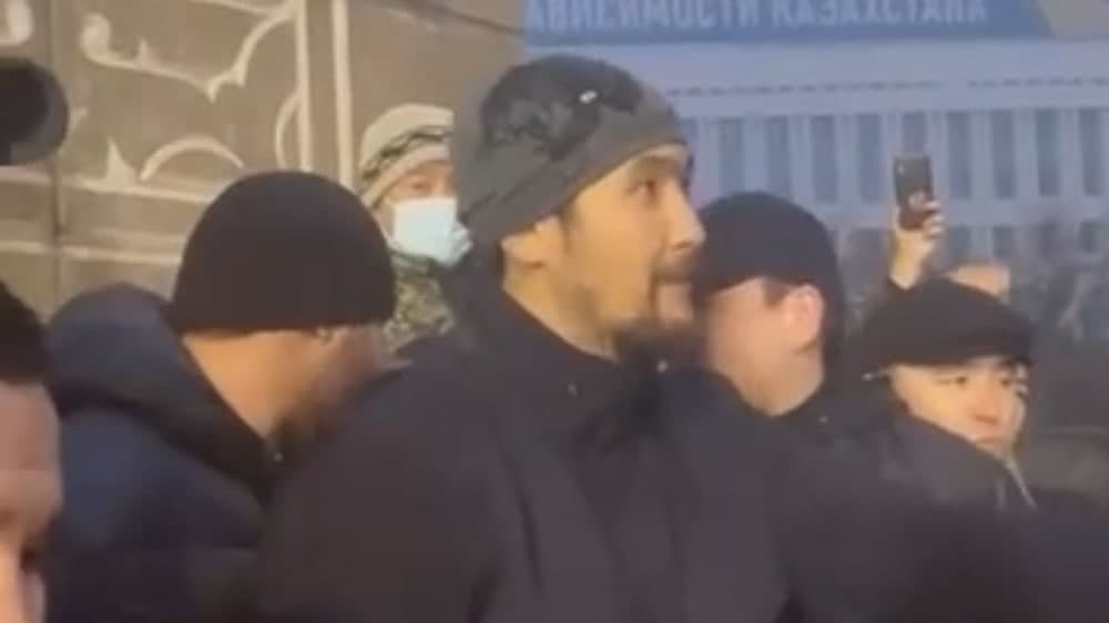 В Алматы задержан криминальный авторитет «Дикий Арман». Ранее он выступал перед протестующими