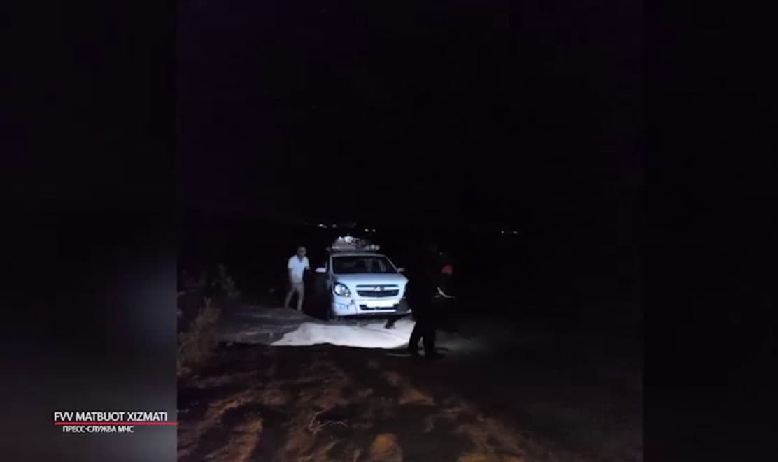 Mashinasida Sirdaryo daryosidagi orolchaga o‘tib qaytolmay qolgan fuqaro qutqarildi