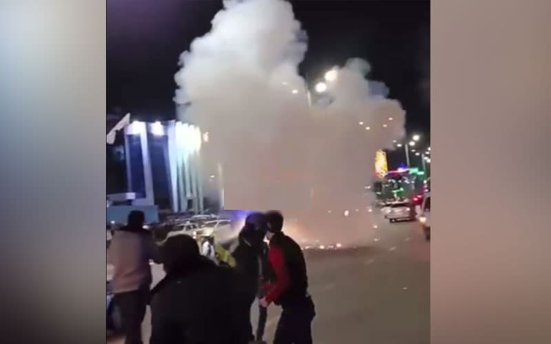 «Samarqand darvoza» majmuasi oldida o‘t o‘chirish moslamasining portlashi oqibatida 3 kishi jarohat oldi