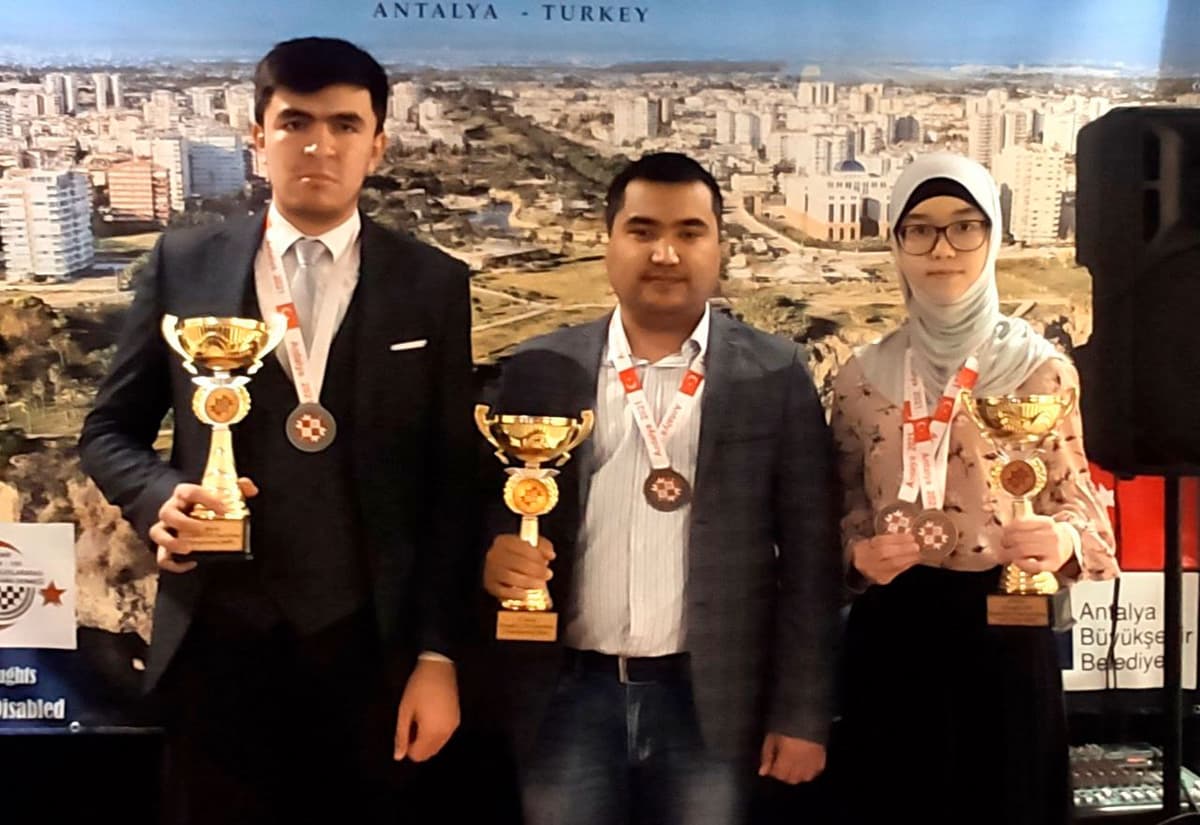 O‘zbekistonlik imkoniyati cheklangan shashkachilar jahon chempioni bo‘ldi. Jamoa murabbiyi g‘oliblar taqdirlanishini so‘ramoqda 