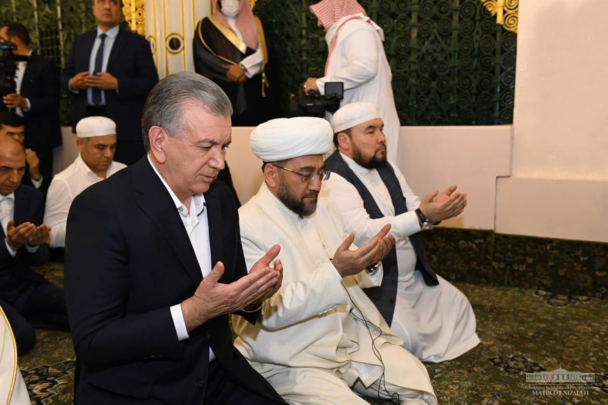 Shavkat Mirziyoyev payg‘ambarimiz Muhammad sollallohu alayhi va sallamning qabrlarini ziyorat qildi