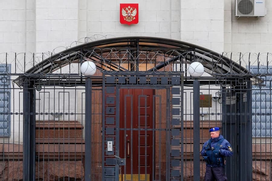 NYT: Rossiya Ukrainadagi diplomatlarining oilalarini evakuatsiya qila boshladi