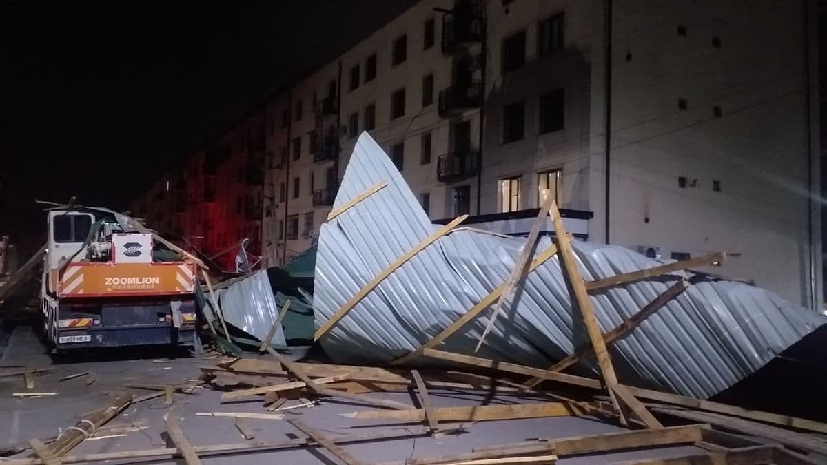 В Самарканде из-за сильного ветра слетела крыша многоэтажного дома