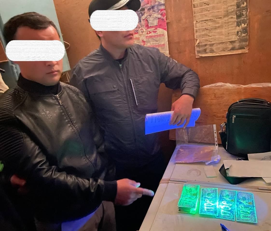 Sirdaryoda fuqaroni o‘qishga kiritishini aytib pul olgan talaba ushlandi