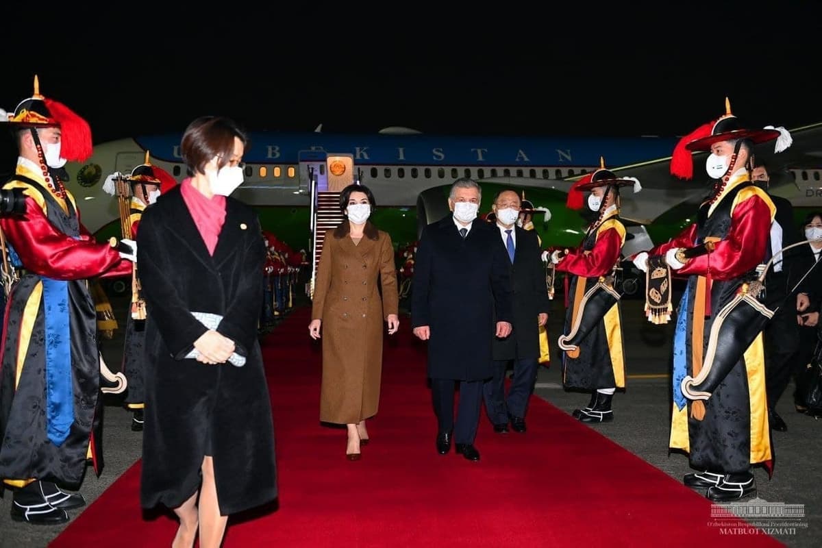 Shavkat Mirziyoyev and Ziroat Mirziyoyeva solemnly welcomed at Seoul airport