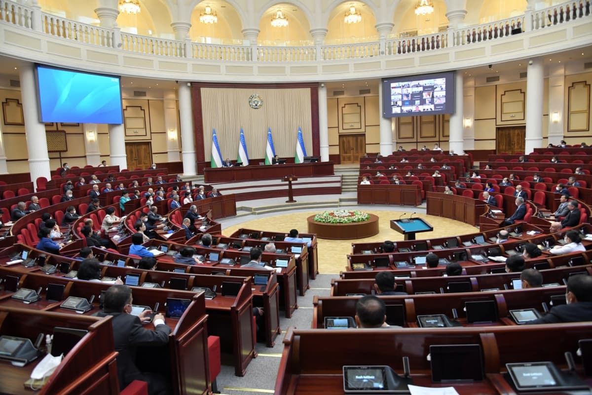 Парламент Узбекистана утвердил решение о смягчении режима ЧП в Каракалпакстане