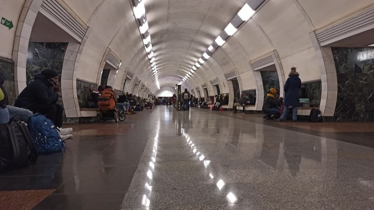 Kiyevda havo hujumidan ogohlantiruvchi sirena chalindi. Qochish mumkin bo‘lgan metro stansiyalari e’lon qilindi