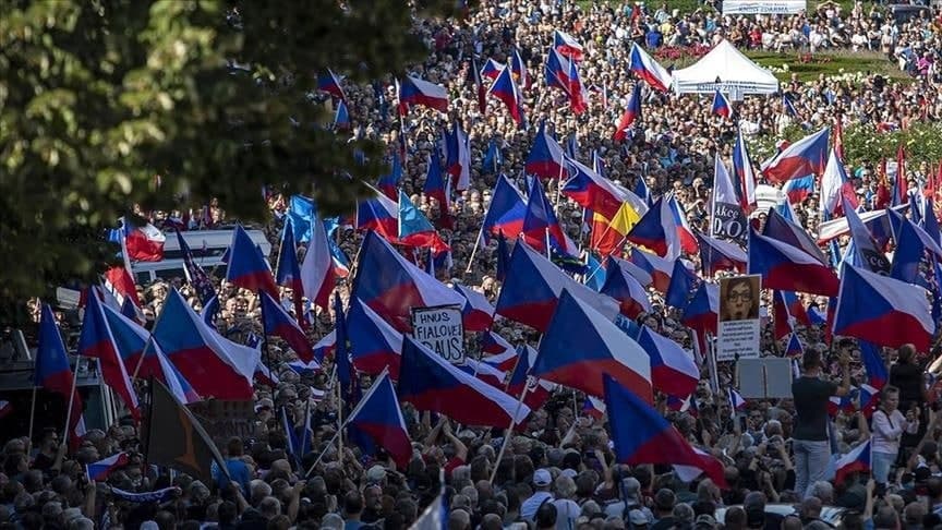 Pragada Yevropa ittifoqining Rossiyaga sanksiyalariga qarshi miting bo‘lib o‘tdi