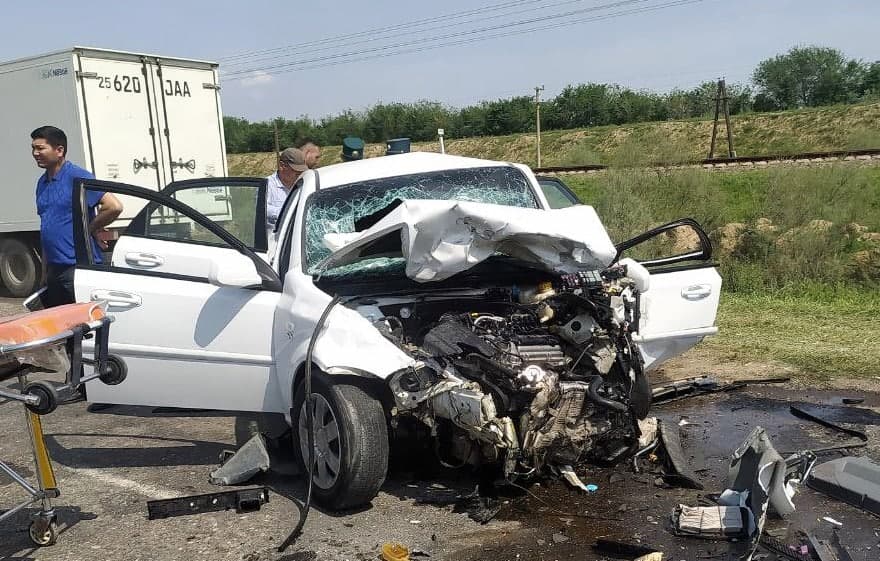 Jizzaxda YTHda haydovchi halok bo‘ldi, to‘rt kishi jarohatlandi