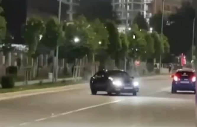 Toshkentda bir guruh haydovchilar avtomobil yo‘lida drift qildi. Ulardan biri ustunga urilib, voqea joyidan qochib ketgan 