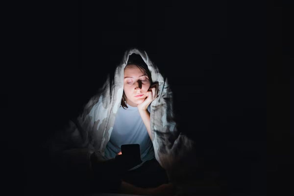 Почему нельзя смотреть в телефон перед сном? 4 причины, которые заставят вас отключить гаджет до утра 